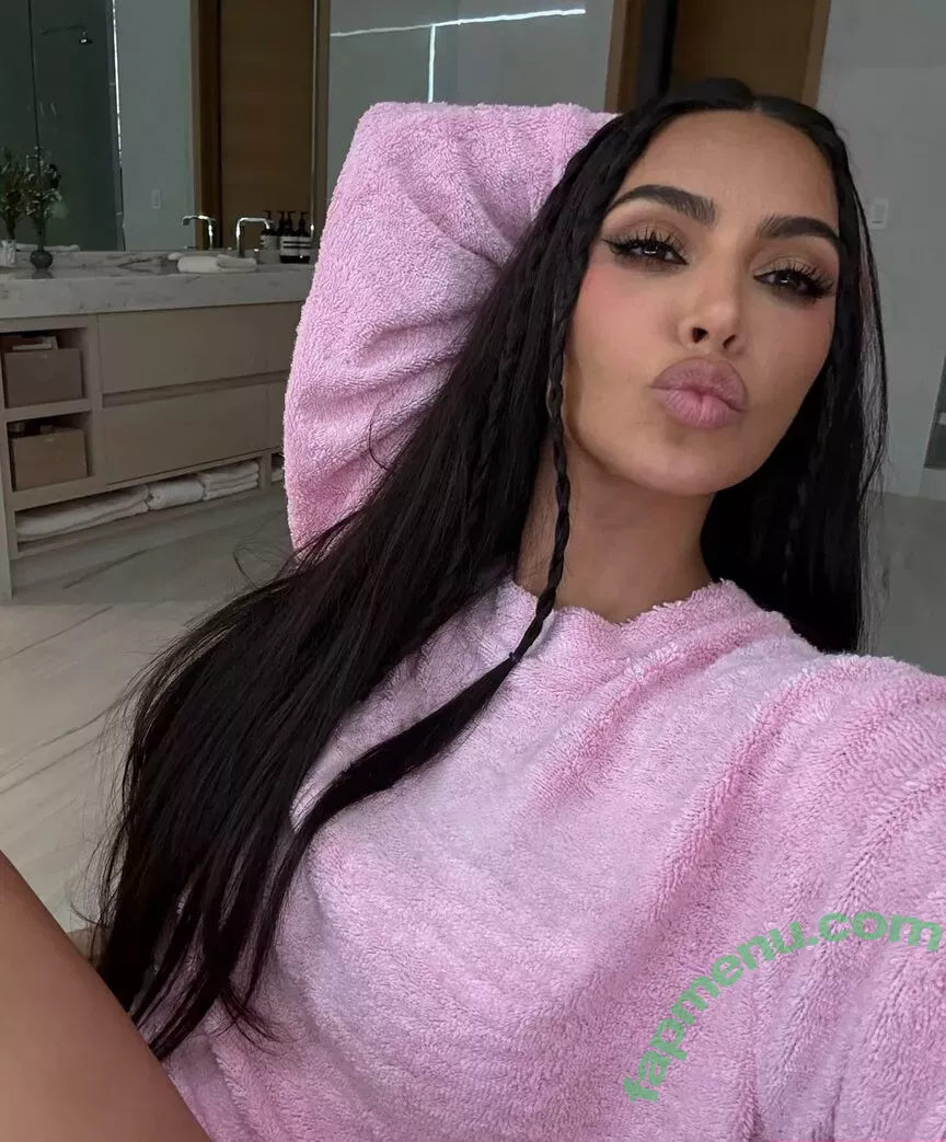 Kim Kardashian nude photo #4667 (KimKardashian / kimkadarshian)