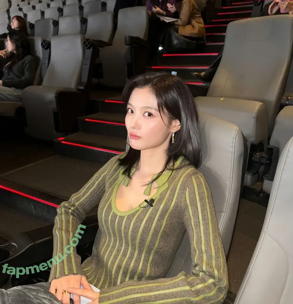 김유정 Kim Yoo Jung nude photo #0046 (Kim Yoo Jung / Kim You Jung / you_r_love)