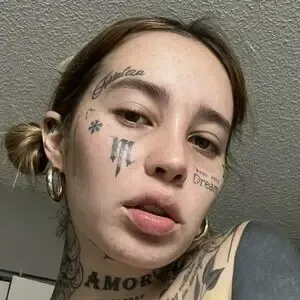 Kindalatinaa / glowymariia nude photo #0005