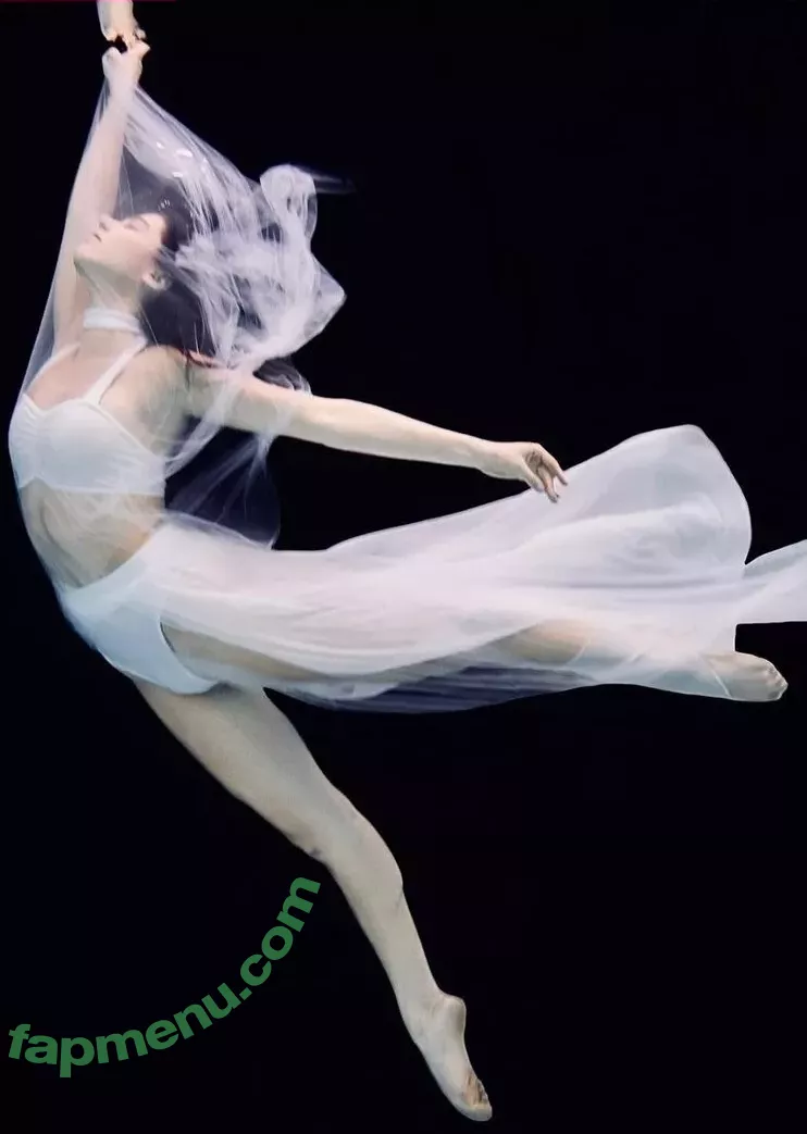 Kira Kosarin nude photo #1035 (kirakosarin)