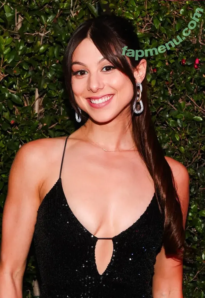 Kira Kosarin nude photo #1843 (kirakosarin)