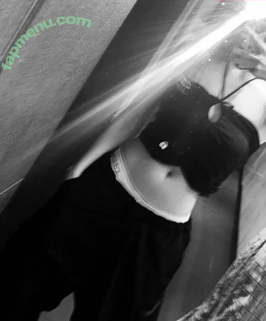 KissLife nude photo #0010 (Julie / juliephilia / kissoflife_s2)