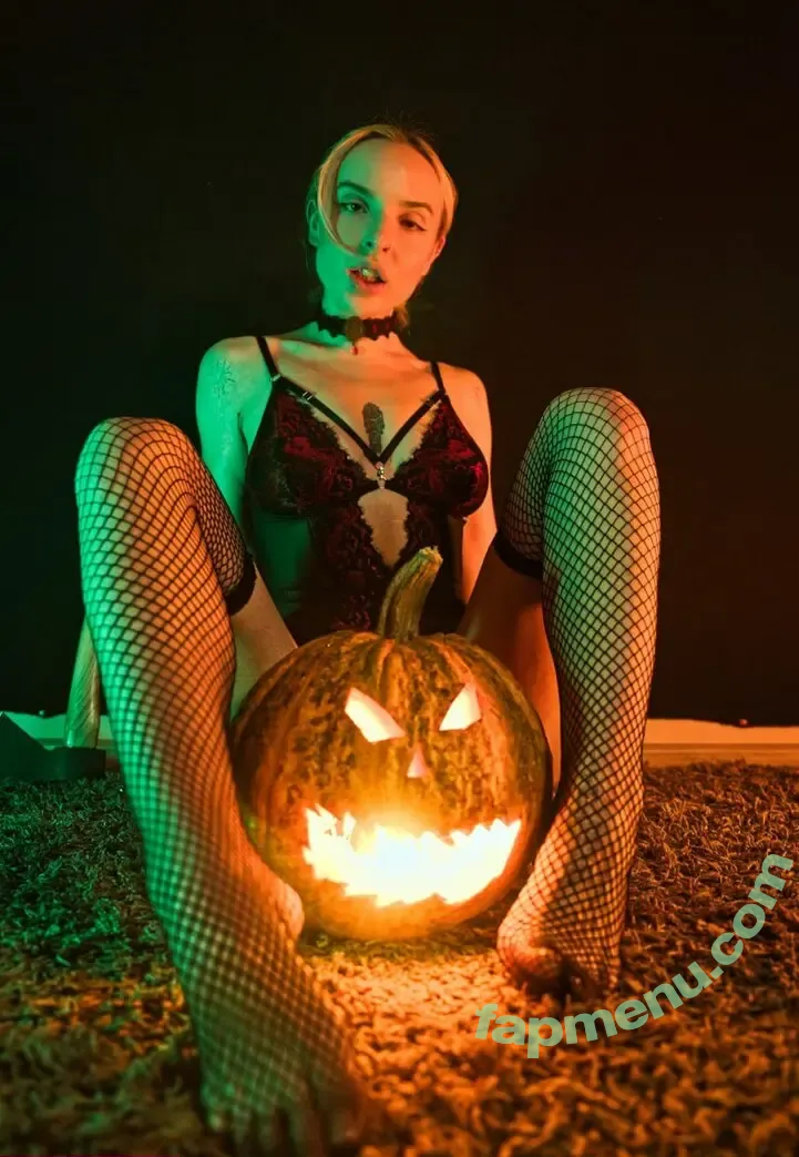 Kitty Cat Helza nude photo #0255 (The SoundsGirls / helzaglass / hlzkittycat)