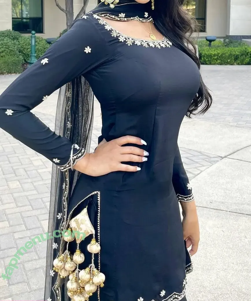 Komal Basran nude photo #0004 (komalbasrann)