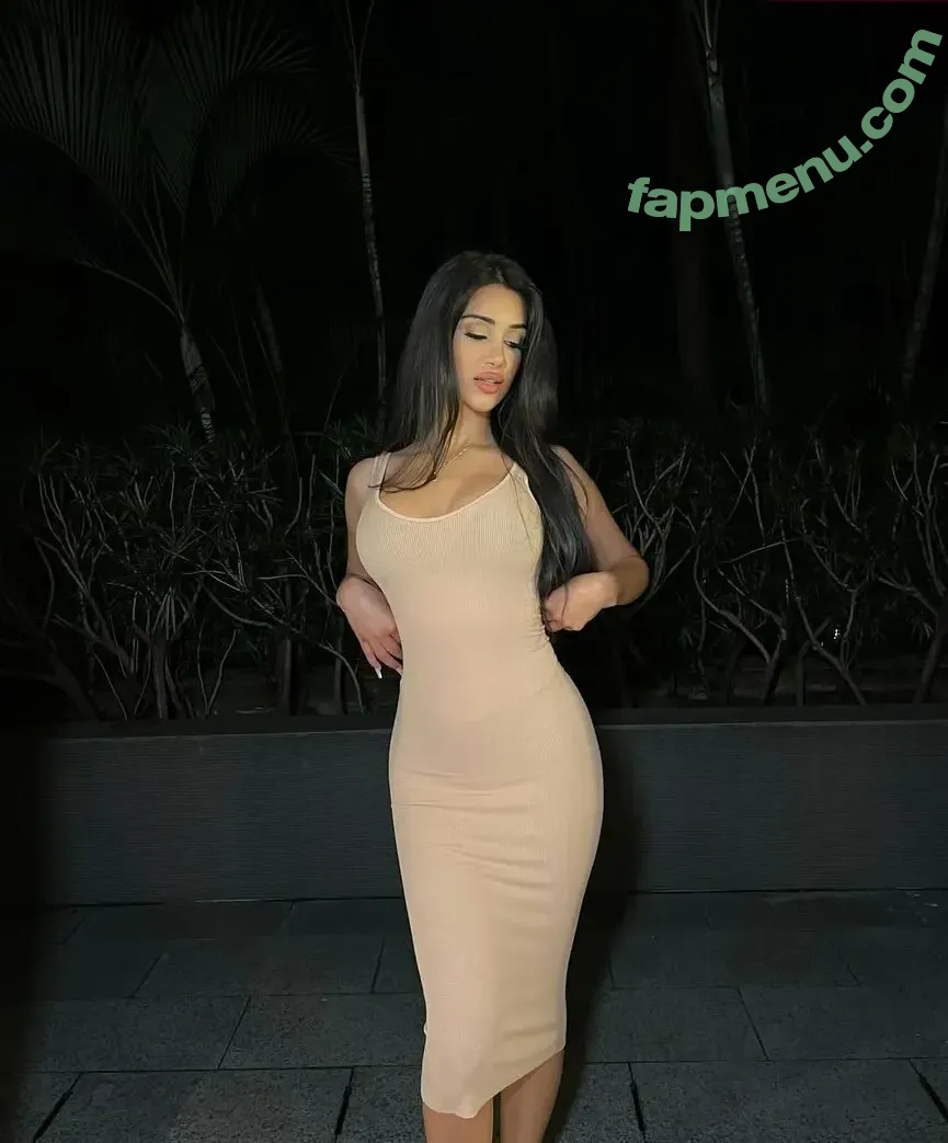 Komal Basran nude photo #0008 (komalbasrann)