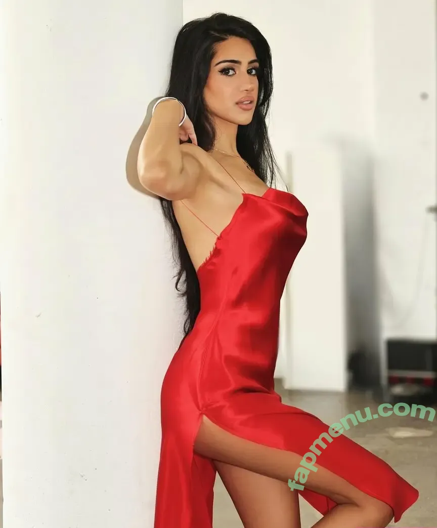 Komal Basran nude photo #0019 (komalbasrann)