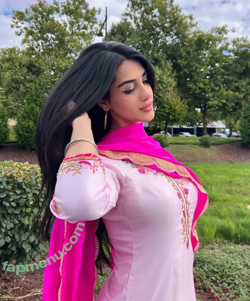 Komal Basran nude photo #0023 (komalbasrann)