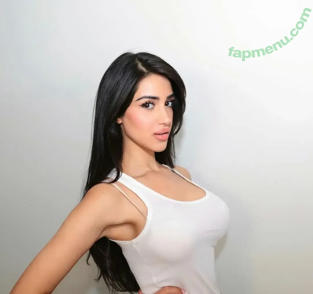 Komal Basran nude photo #0024 (komalbasrann)