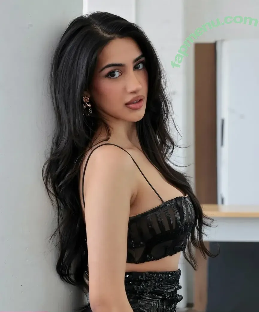 Komal Basran nude photo #0042 (komalbasrann)