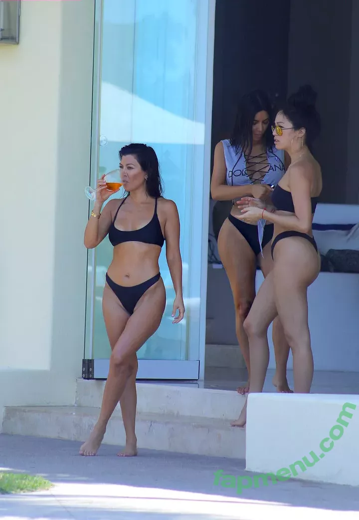 Kourtney Kardashian nude photo #0131 (kourtneykardash)