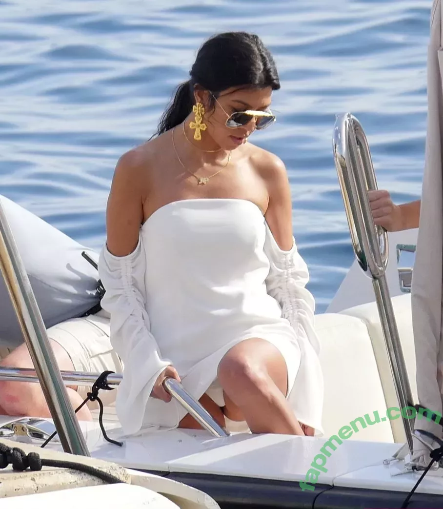 Kourtney Kardashian nude photo #0150 (kourtneykardash)