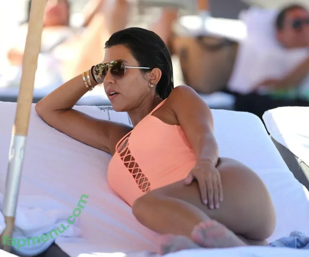 Kourtney Kardashian nude photo #0180 (kourtneykardash)