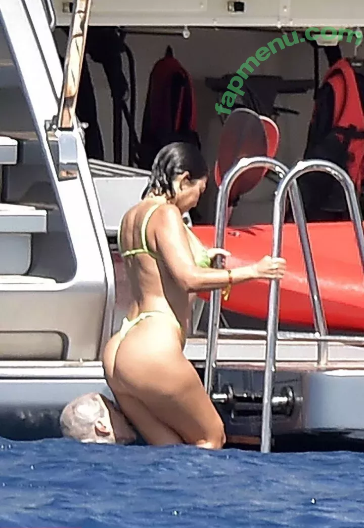 Kourtney Kardashian nude photo #1191 (kourtneykardash)