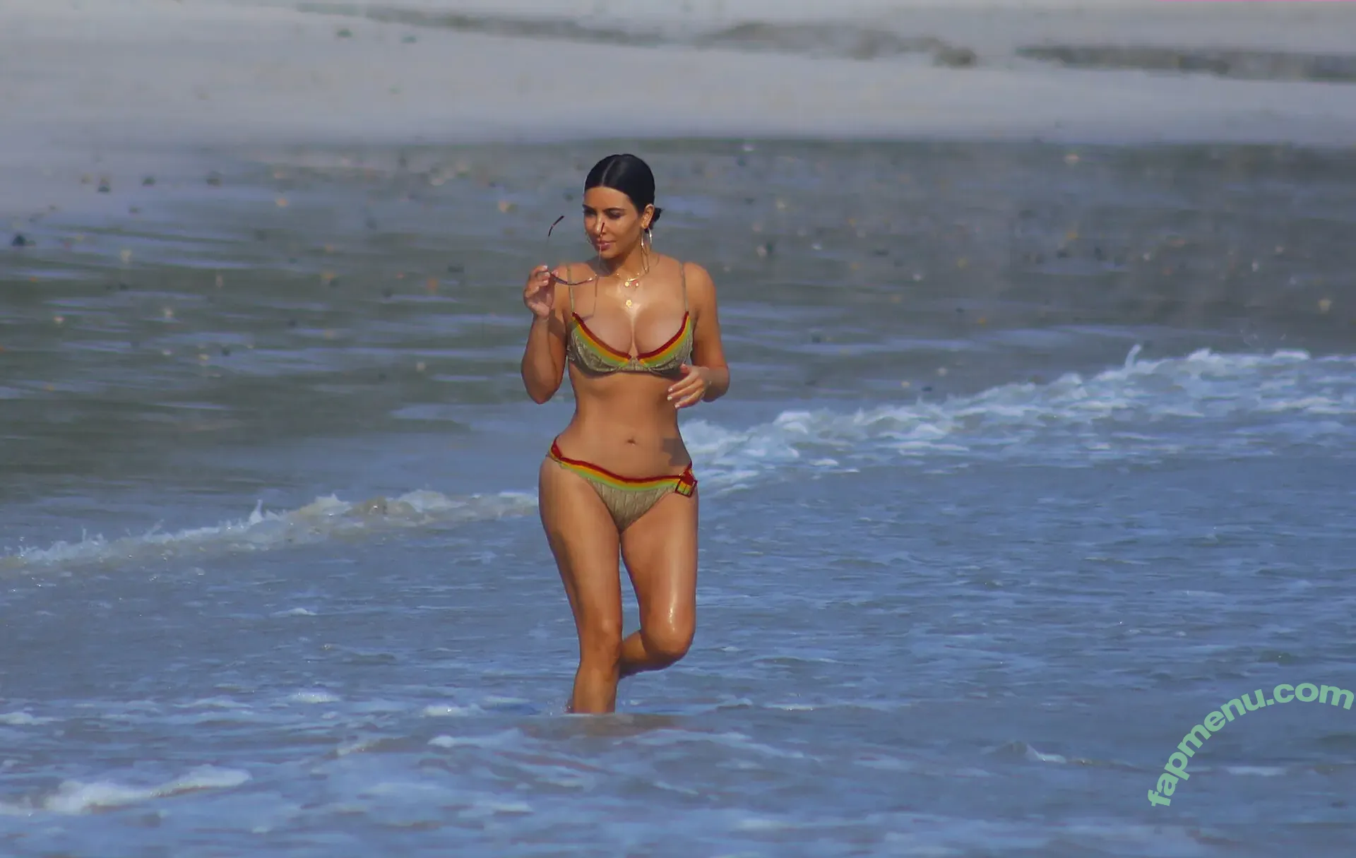 Kourtney Kardashian nude photo #1276 (kourtneykardash)