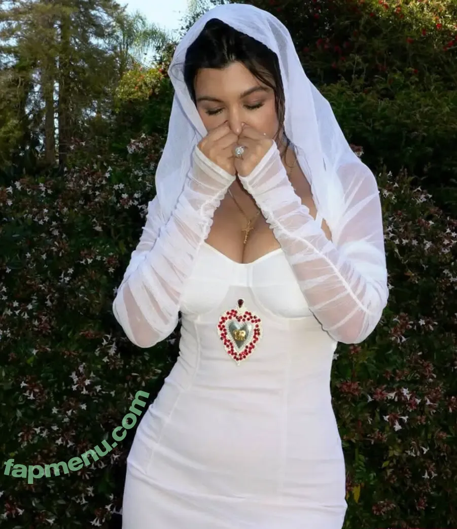 Kourtney Kardashian nude photo #1515 (kourtney_kardashian / kourtneykardash)