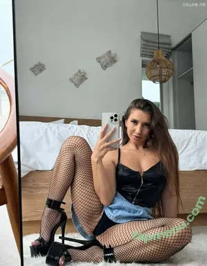 Kriss Kiss / KrissKiss111 / kriss_kiss / krisskissreal nude photo #0674