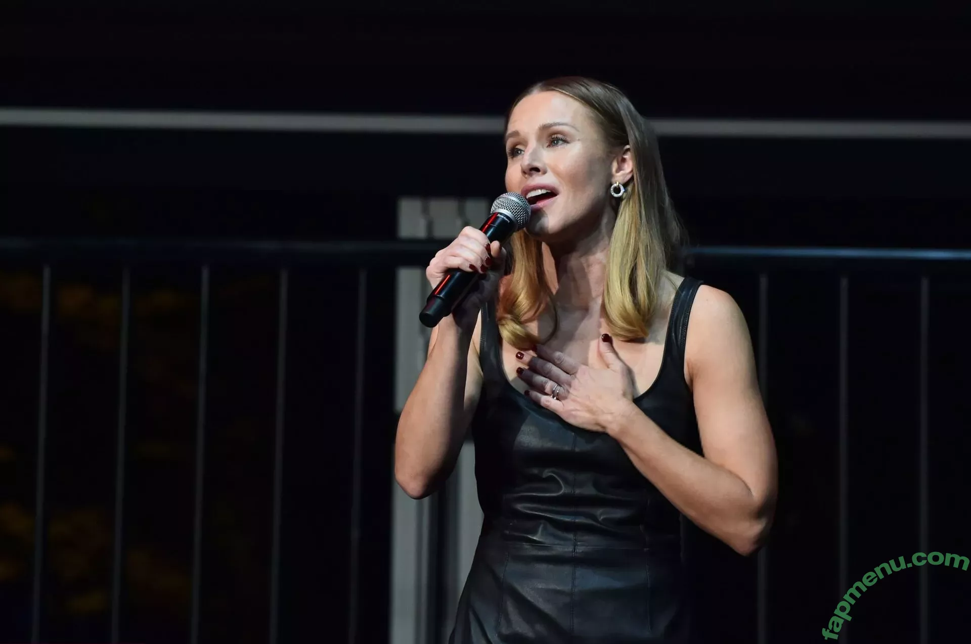 Kristen Bell nude photo #0354 (WWYTWrestling / kristenanniebell)