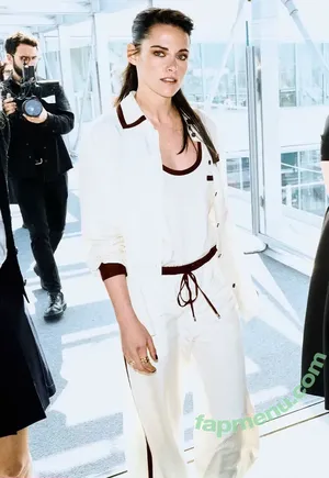 Kristen Stewart / kristenstewartsu nude photo #2310