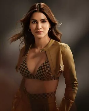 Kriti Sanon / kritisanon nude photo #0102