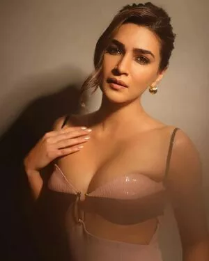 Kriti Sanon / kritisanon nude photo #0129