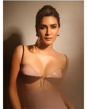 Kriti Sanon / kritisanon nude photo #0138