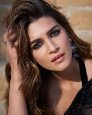 Kriti Sanon / kritisanon nude photo #0144