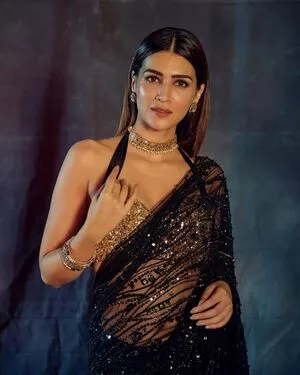 Kriti Sanon / kritisanon nude photo #0167