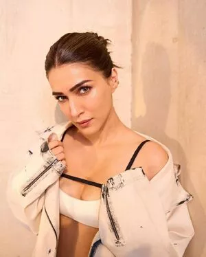 Kriti Sanon / kritisanon nude photo #0169