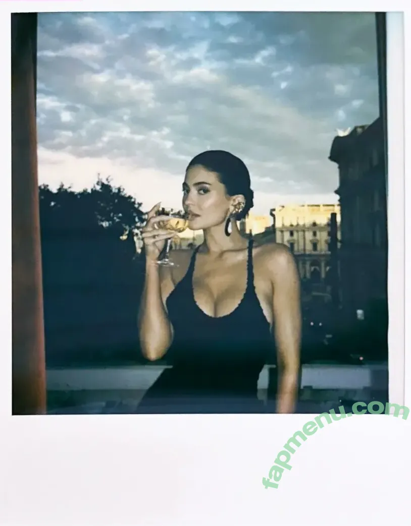 Kylie Jenner nude photo #1823 (KylieJenner / kyliejenner.2)