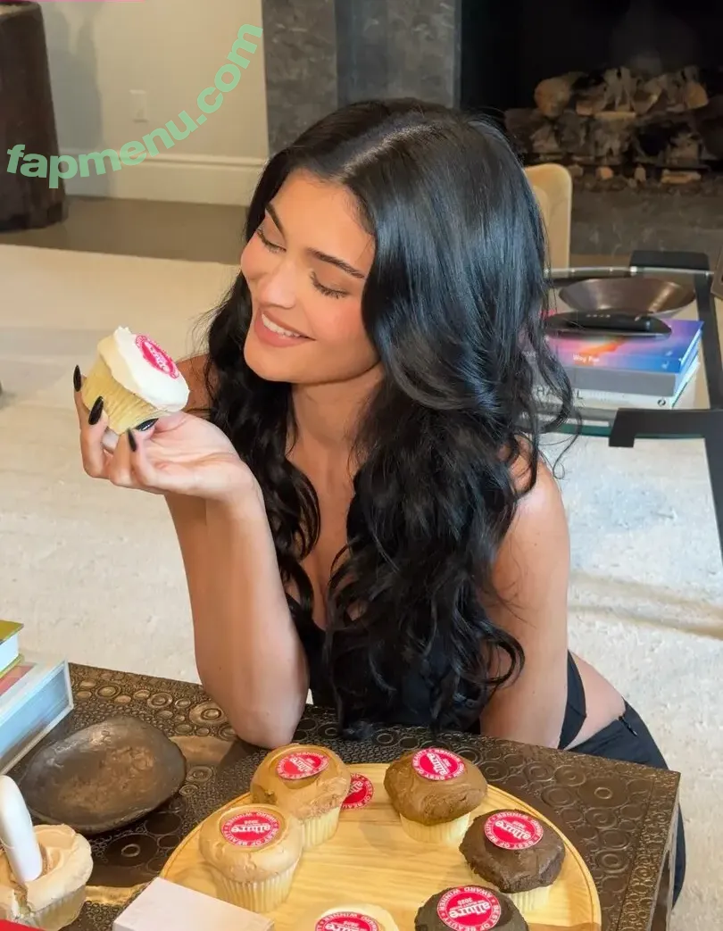 Kylie Jenner nude photo #2772 (kyliejenner / kyliejenner.2)
