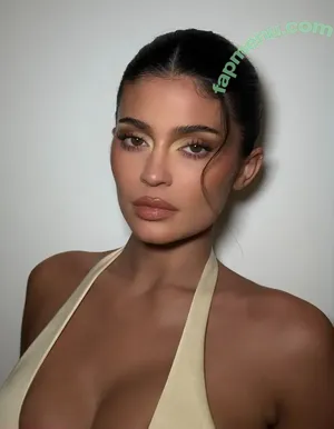 Kylie Jenner / KylieJenner / kyliejenner.2 nude photo #3365