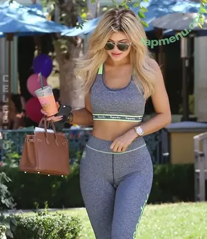 Kylie Jenner / kyliejenner / kyliejenner.2 nude photo #3521