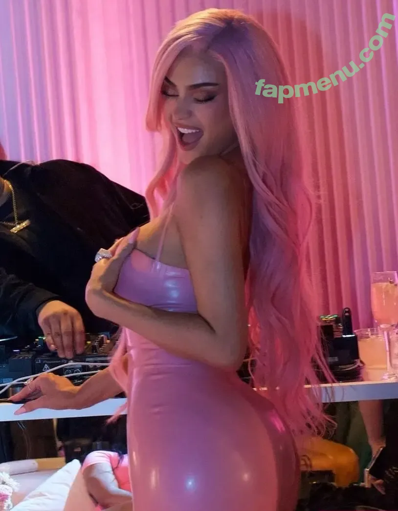 Kylie Jenner nude photo #3233 (KylieJenner / kyliejenner.2)