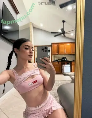kyliexy / officialkyliequinn nude photo #0023