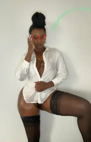l0yaltriinii / iaml0yal_trini nude photo #0003