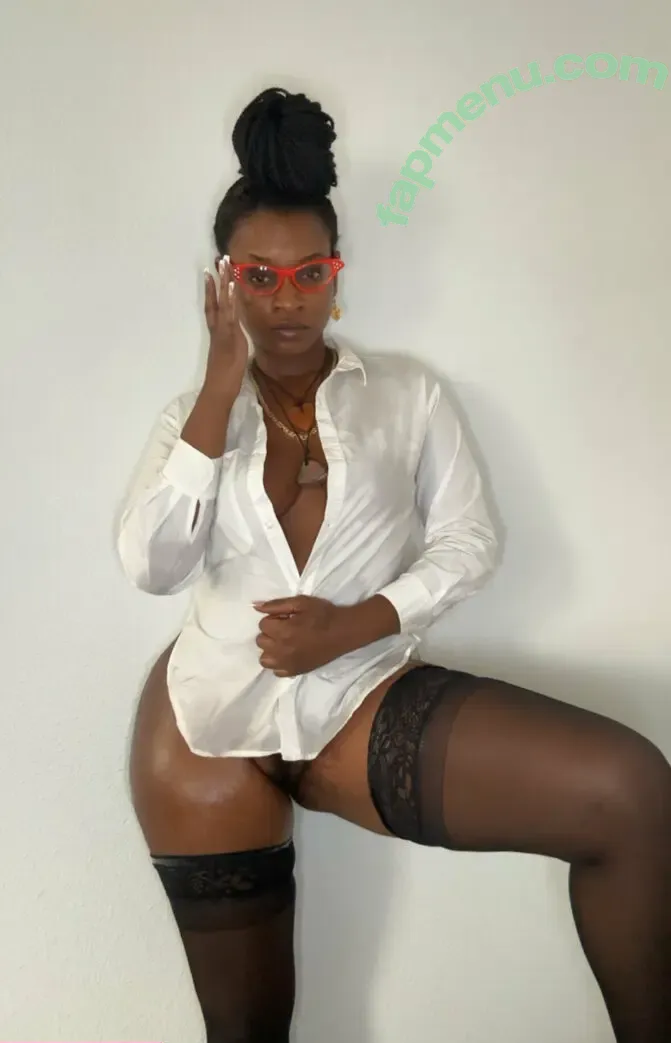 l0yaltriinii nude photo #0003 (iaml0yal_trini)