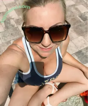 LactatingMILFBritney / britneyathome / britneyathomex nude photo #0031
