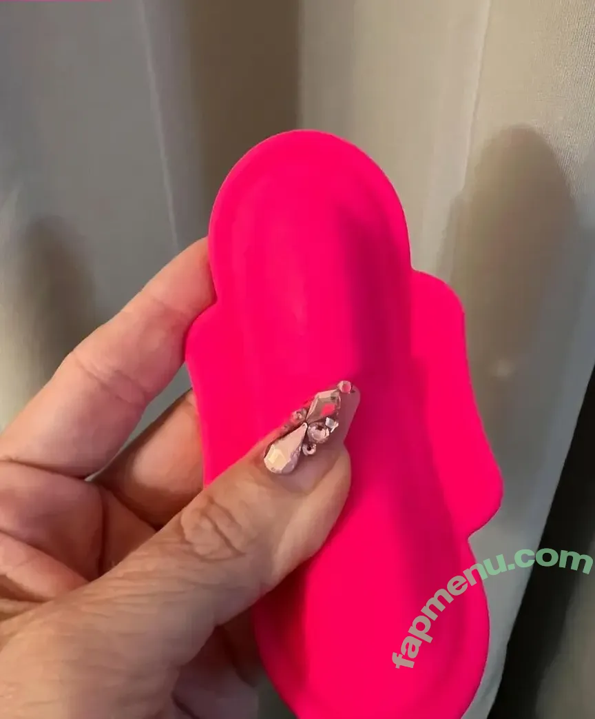 LactatingMILFBritney nude photo #0003 (britneyathome / britneyathomex)