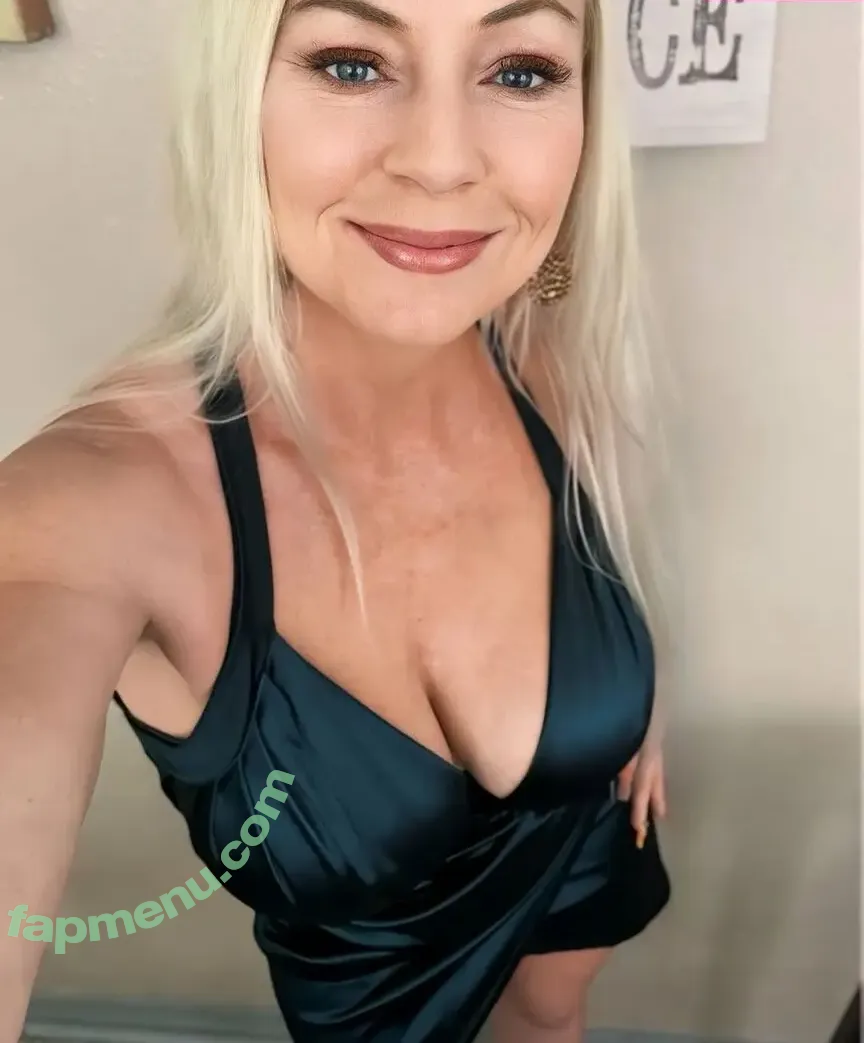 LactatingMILFBritney nude photo #0028 (britneyathome / britneyathomex)