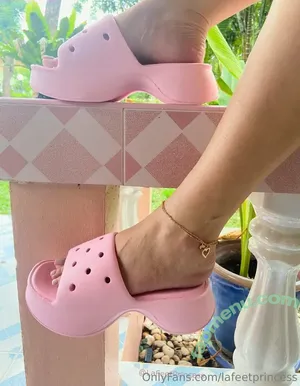 lafeetprincess / barefeetlaura nude photo #0017