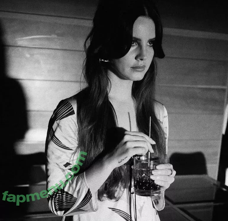 Lana Del Rey nude photo #0215 (lanadelrey / lanaraybabyx)