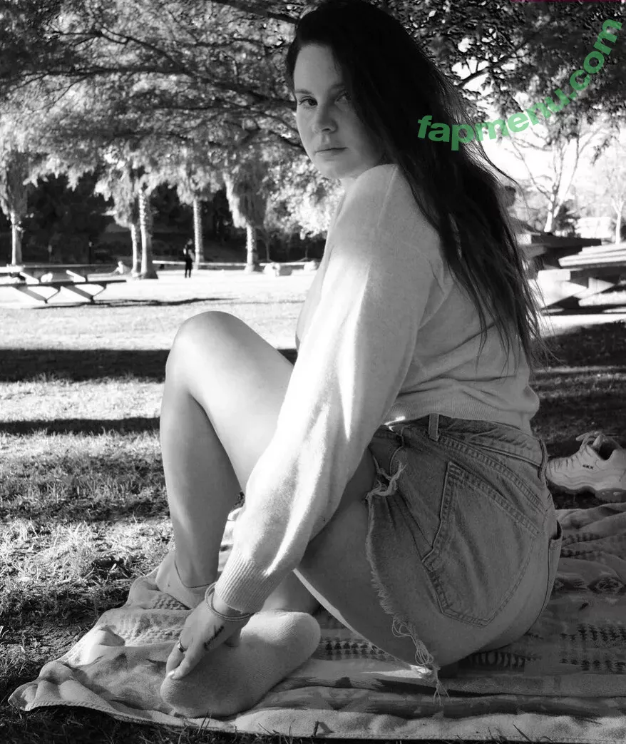 Lana Del Rey nude photo #0446 (lanadelrey / lanaraybabyx)