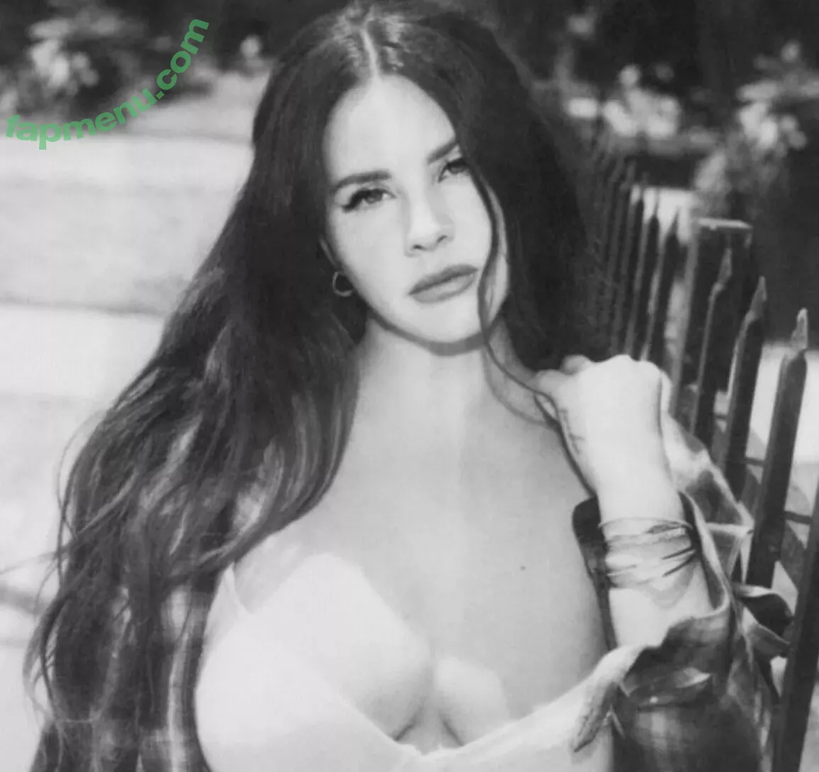 Lana Del Rey nude photo #0467 (lanadelrey / lanaraybabyx)