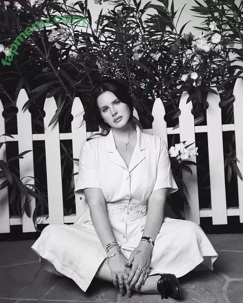 Lana Del Rey nude photo #0530 (lanadelrey / lanaraybabyx)