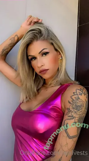 laralvests / livingwiththelarasfanpage nude photo #0005