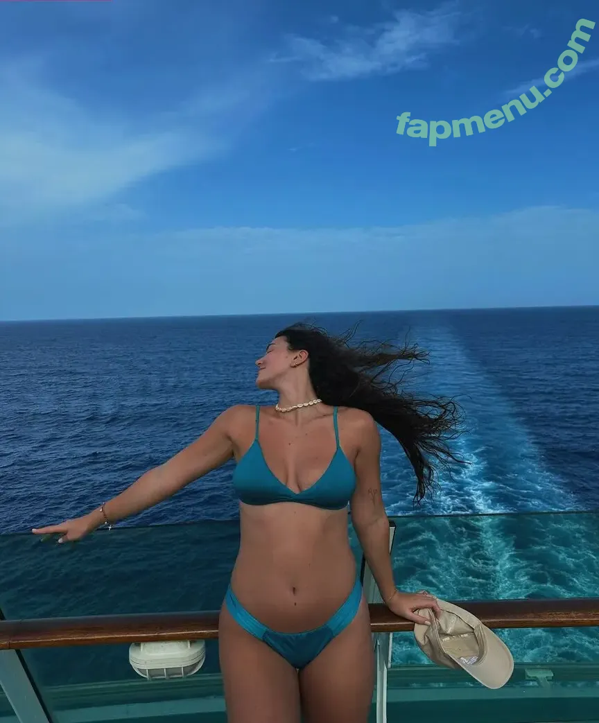 Larissa Lodi Salum nude photo #0005 (Larissalodisalum)