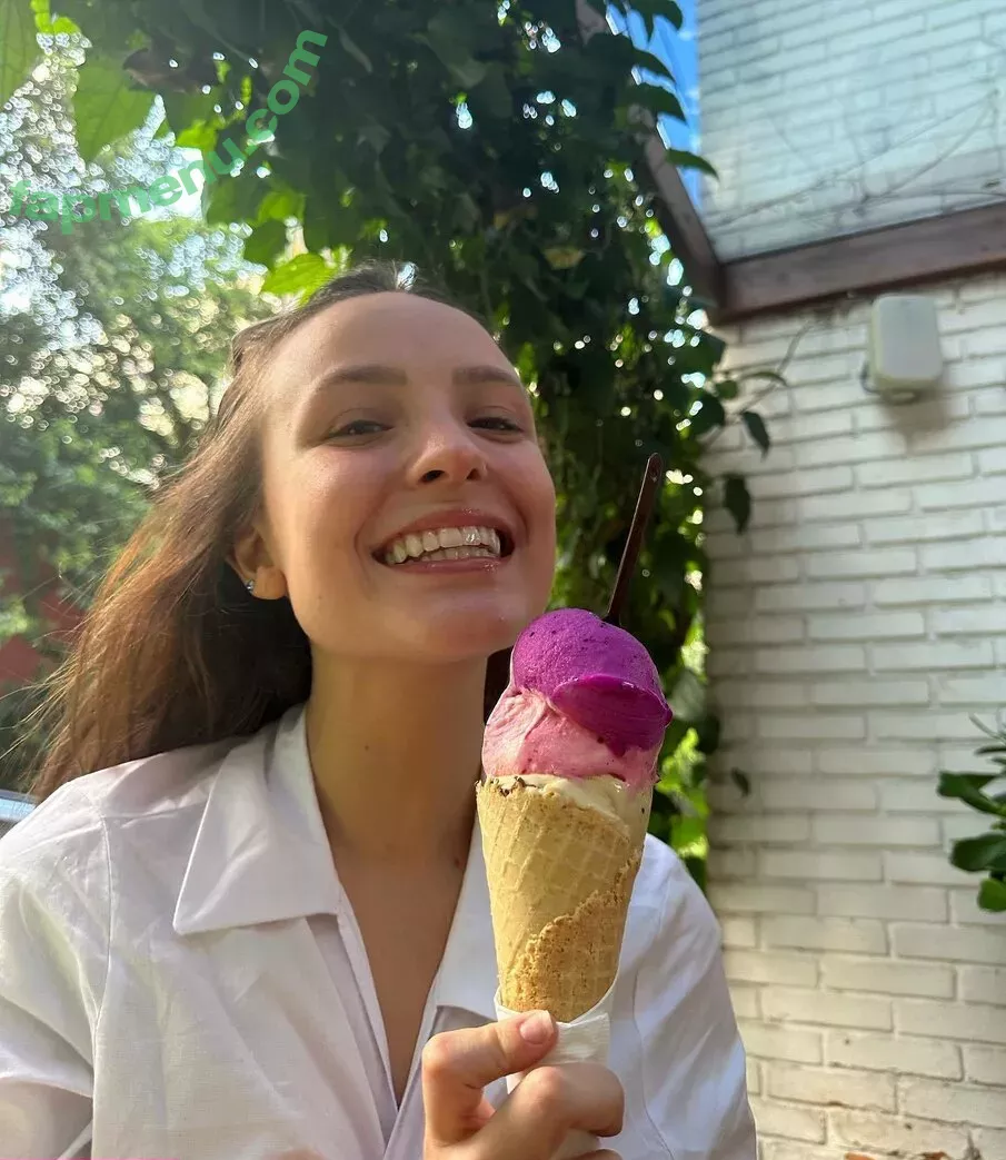 Larissa Manoela nude photo #0538 (larissamanoela)