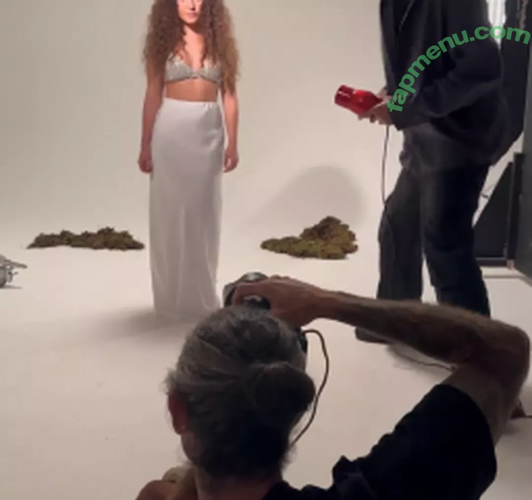 Larissa Manoela nude photo #0823 (larissamanoela)