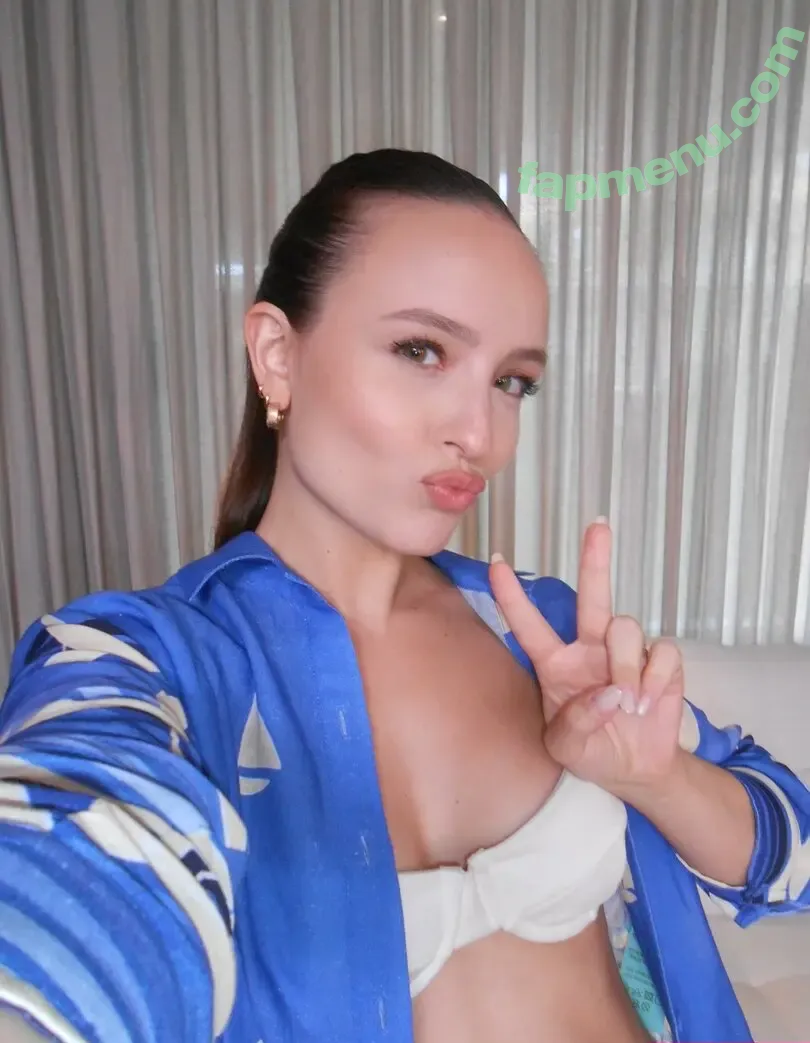 Larissa Manoela nude photo #1589 (larissamanoela)