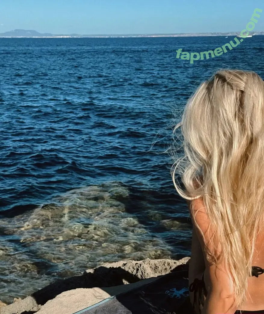 Larissa Oberste nude photo #0084 (larissaoberste)